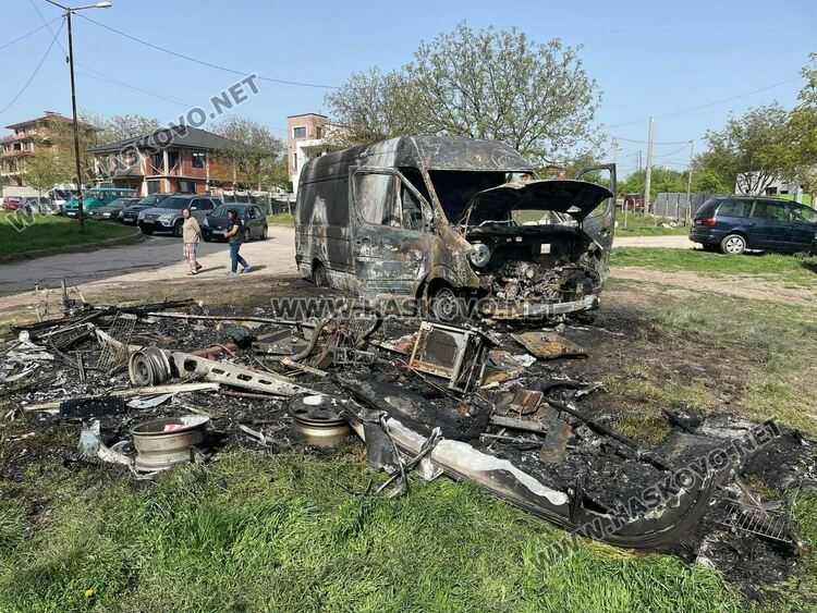 Бус и каравана изгоряха при пожар в Хасково