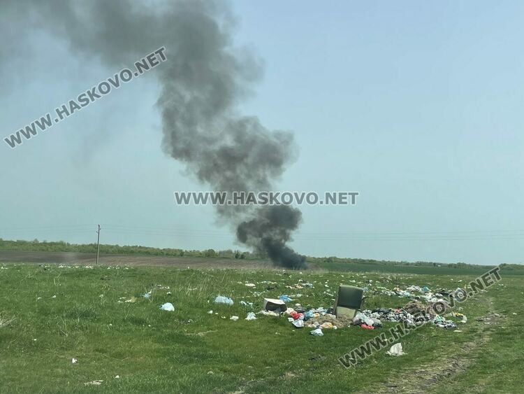 Пламна незаконно сметище край Войводово