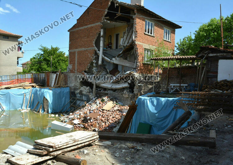 Не подпочвени води, а грешка при изкопа, е причина за срутването на къщата на ул.„Байкал“