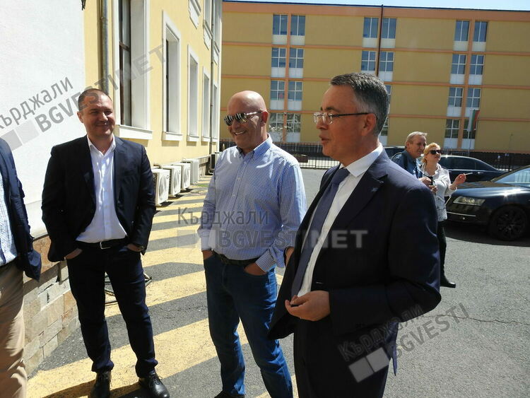 С опонентите