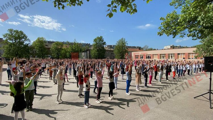 Флашмоб от 700 ученика и 70 учителя в Димитровград