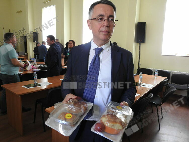 Кмет и председател на местния парламент с празнични пакети за съветниците, честитят Великден и Рамазан Байрам