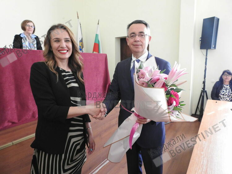 Кмет и председател на местния парламент с празнични пакети за съветниците, честитят Великден и Рамазан Байрам