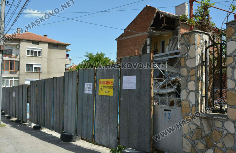 Не подпочвени води, а грешка при изкопа, е причина за срутването на къщата на ул.„Байкал“