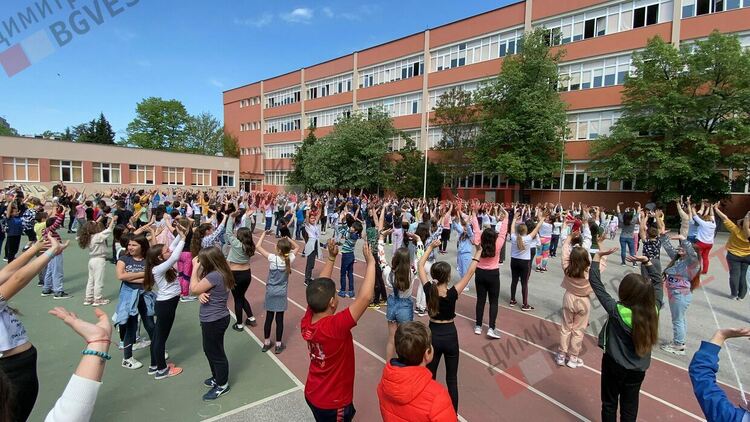 Флашмоб от 700 ученика и 70 учителя в Димитровград
