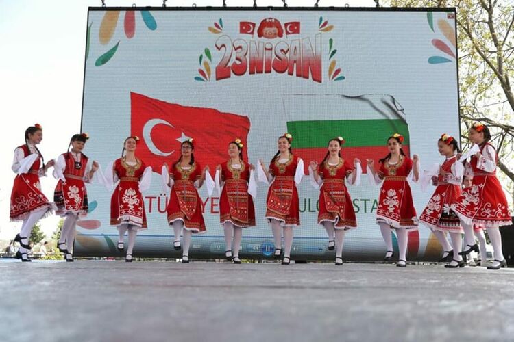 Танцова група „Искрица“ от Ардино участва в празника за Деня на детето в Турция