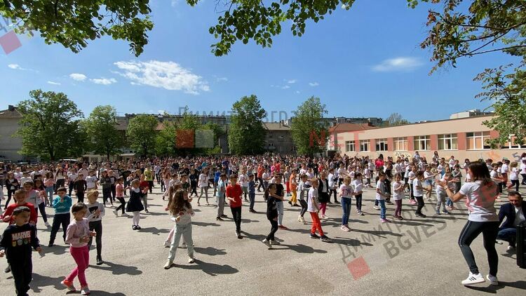 Флашмоб от 700 ученика и 70 учителя в Димитровград