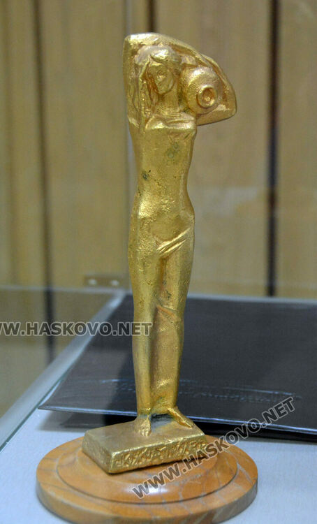 Статуетката „Мома с делва“