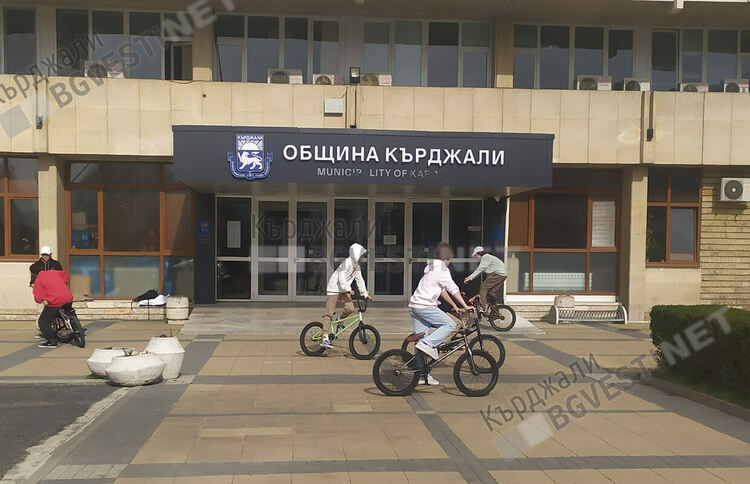 Каскади с велосипеди на входа на Общината, децата на Кърджали искат специална рампа