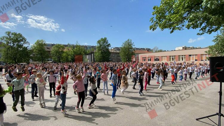 Флашмоб от 700 ученика и 70 учителя в Димитровград