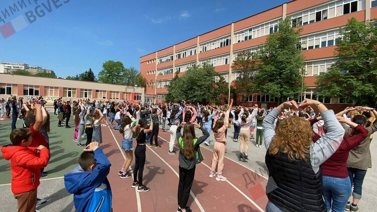 Флашмоб от 700 ученика и 70 учителя в Димитровград