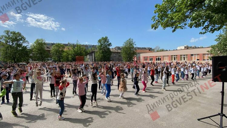 Флашмоб от 700 ученика и 70 учителя в Димитровград