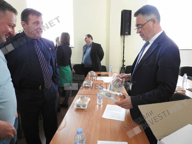 Кмет и председател на местния парламент с празнични пакети за съветниците, честитят Великден и Рамазан Байрам