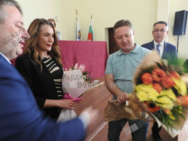 Кмет и председател на местния парламент с празнични пакети за съветниците, честитят Великден и Рамазан Байрам