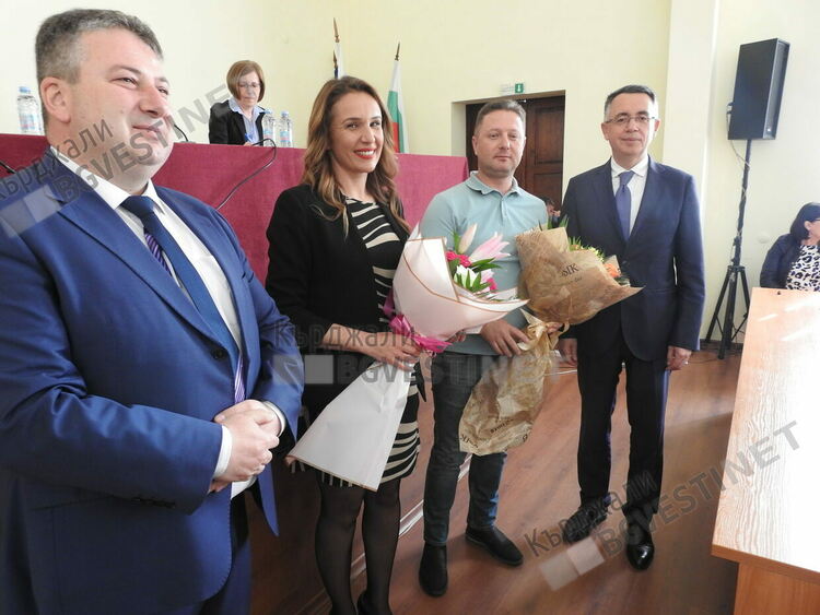 Кмет и председател на местния парламент с празнични пакети за съветниците, честитят Великден и Рамазан Байрам