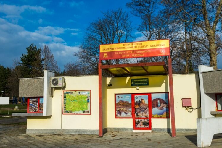 Рестартират Туристическия информационен център в Кърджали, опозицията иска дела от служителите му