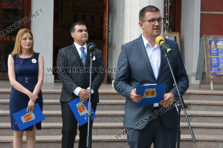 Лауреатите на Южна пролет Кънчо Атанасов и Виолета Кунева запалиха огъня на 50-тото им издание