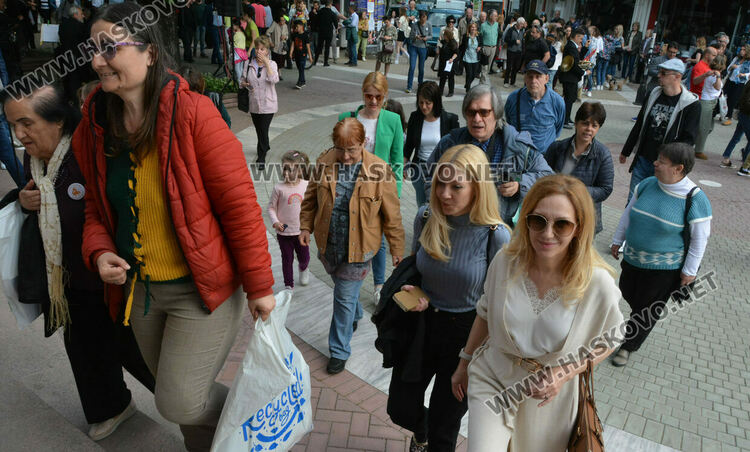 Лауреатите на Южна пролет Кънчо Атанасов и Виолета Кунева запалиха огъня на 50-тото им издание