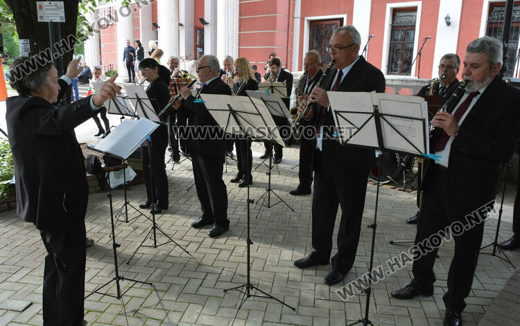 Лауреатите на Южна пролет Кънчо Атанасов и Виолета Кунева запалиха огъня на 50-тото им издание