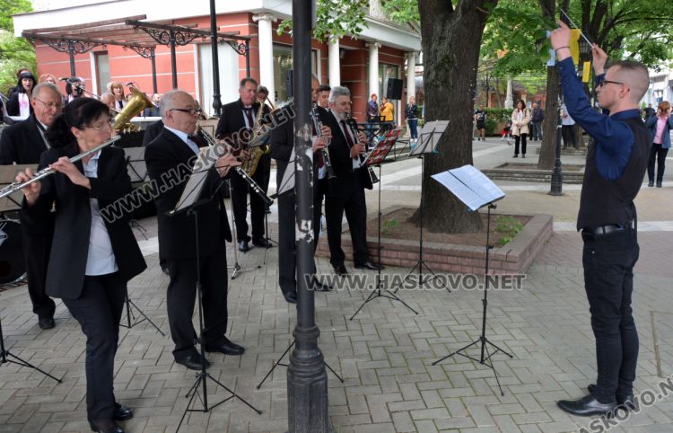 Лауреатите на Южна пролет Кънчо Атанасов и Виолета Кунева запалиха огъня на 50-тото им издание