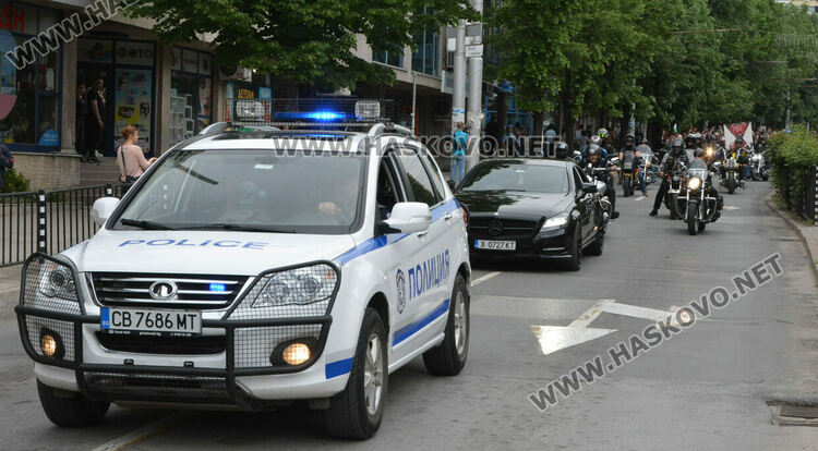 Отново фашинг, отново купон: Езиковата гимназия в Хасково огласи града