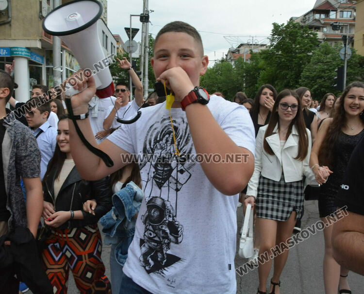 Отново фашинг, отново купон: Езиковата гимназия в Хасково огласи града