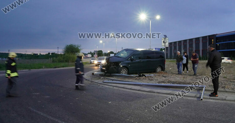 Бус събори стълб на кръговото до “Язаки”