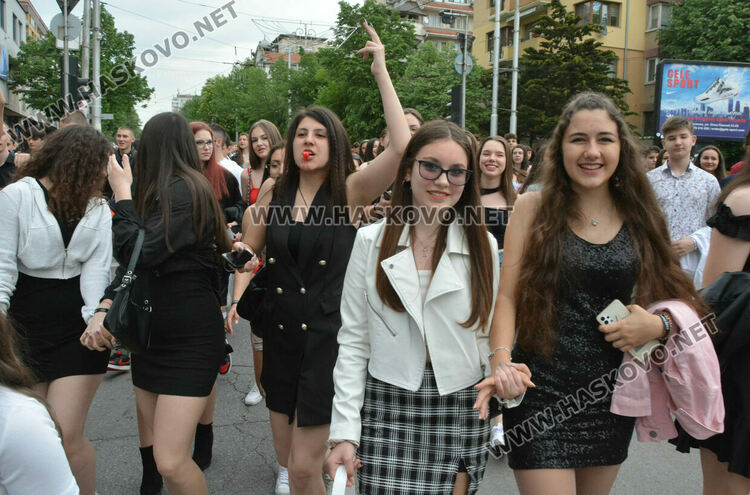 Отново фашинг, отново купон: Езиковата гимназия в Хасково огласи града