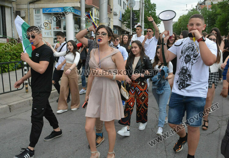 Отново фашинг, отново купон: Езиковата гимназия в Хасково огласи града