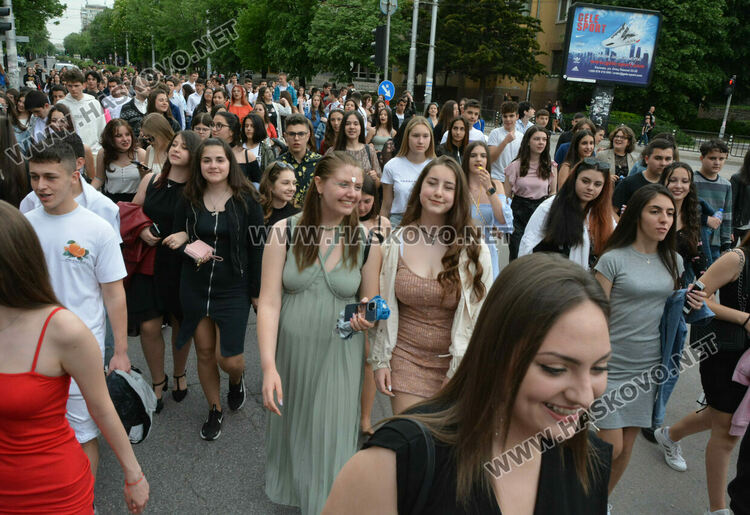 Отново фашинг, отново купон: Езиковата гимназия в Хасково огласи града