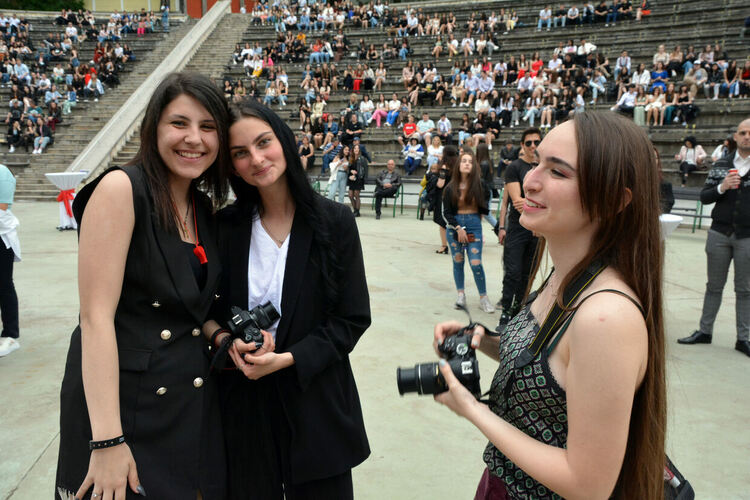 Отново фашинг, отново купон: Езиковата гимназия в Хасково огласи града