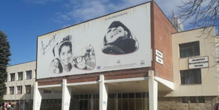 Благотворителна изложба в помощ на детски танцов състав е подредена в Перник