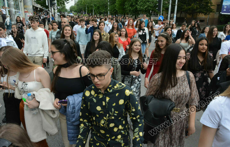 Отново фашинг, отново купон: Езиковата гимназия в Хасково огласи града