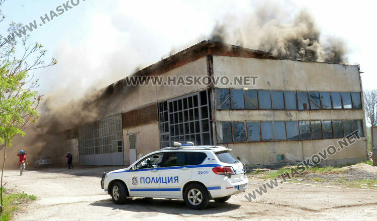 1300 кв. м. от покрива изгоря при пожара в склада в бившето ЗММ в Свиленград