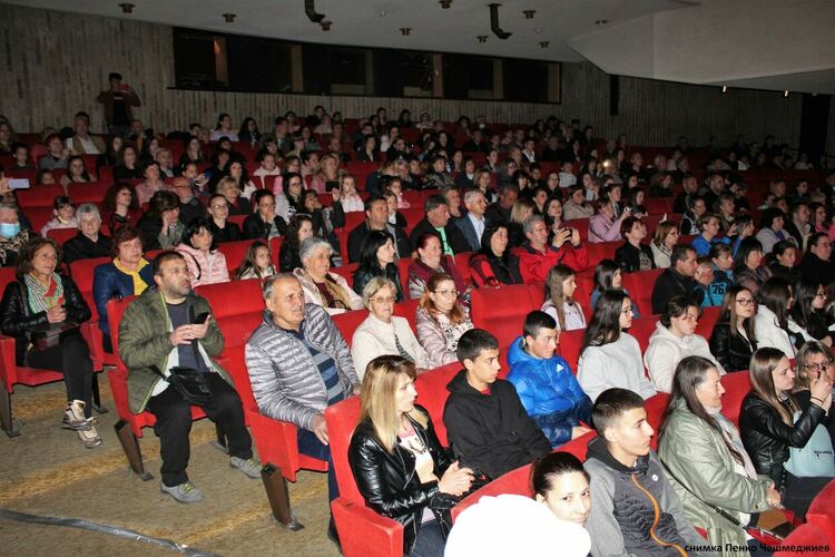 Концертът-базар за Дани събра над 6 хиляди лева за лечението й