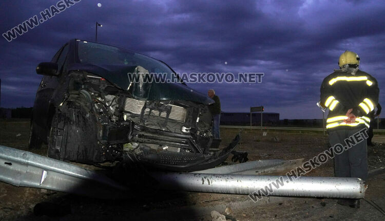 Бус събори стълб на кръговото до “Язаки”