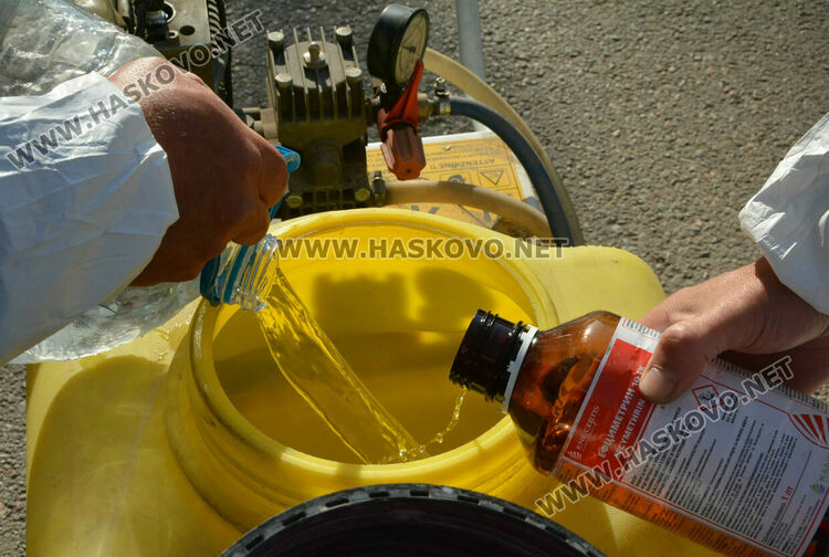 Пръскаха срещу кърлежи на „Ямача“