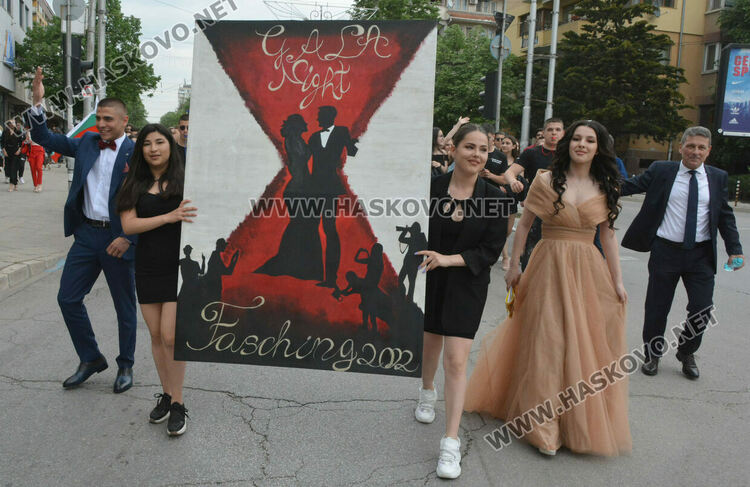 Отново фашинг, отново купон: Езиковата гимназия в Хасково огласи града