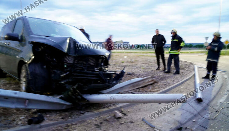 Бус събори стълб на кръговото до “Язаки”