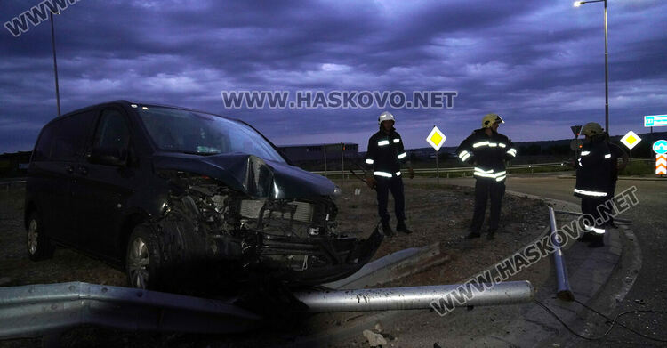 Бус събори стълб на кръговото до “Язаки”