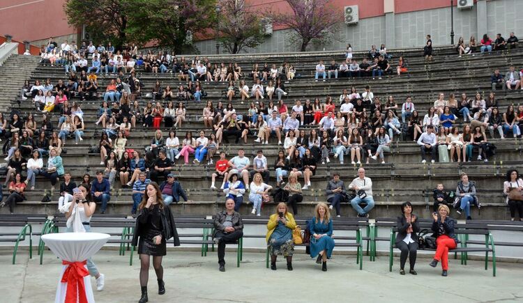 Отново фашинг, отново купон: Езиковата гимназия в Хасково огласи града