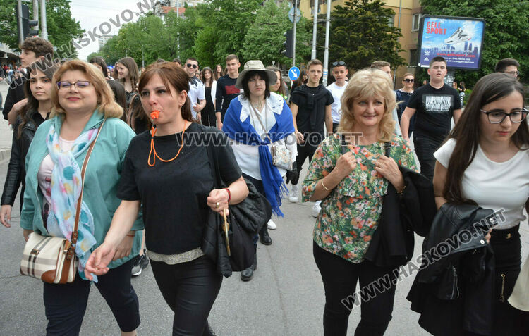 Отново фашинг, отново купон: Езиковата гимназия в Хасково огласи града