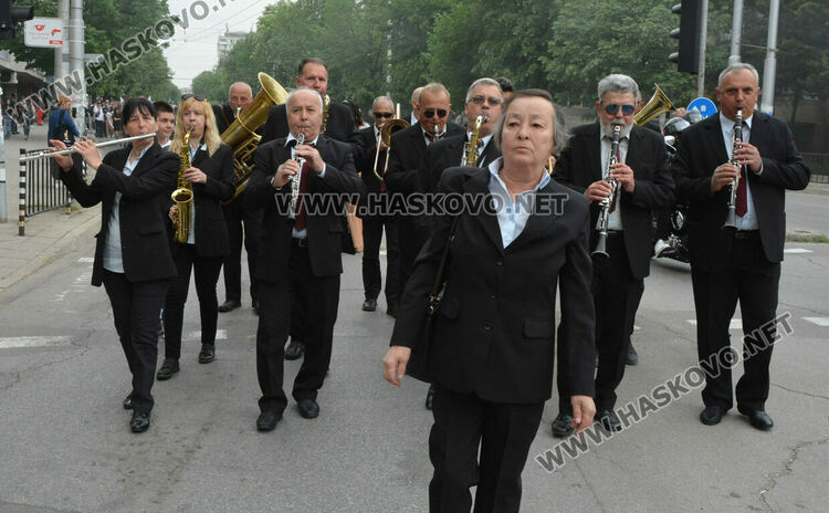 Отново фашинг, отново купон: Езиковата гимназия в Хасково огласи града