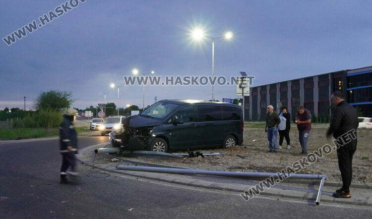 Бус събори стълб на кръговото до “Язаки”