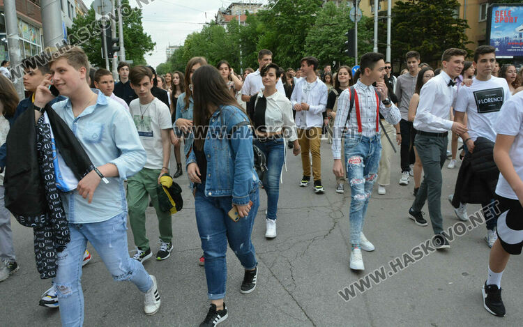 Отново фашинг, отново купон: Езиковата гимназия в Хасково огласи града