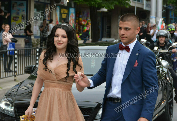 Отново фашинг, отново купон: Езиковата гимназия в Хасково огласи града