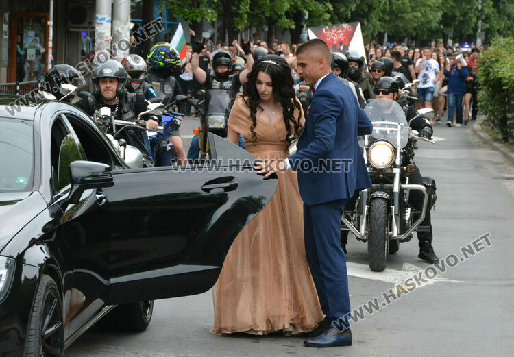 Отново фашинг, отново купон: Езиковата гимназия в Хасково огласи града