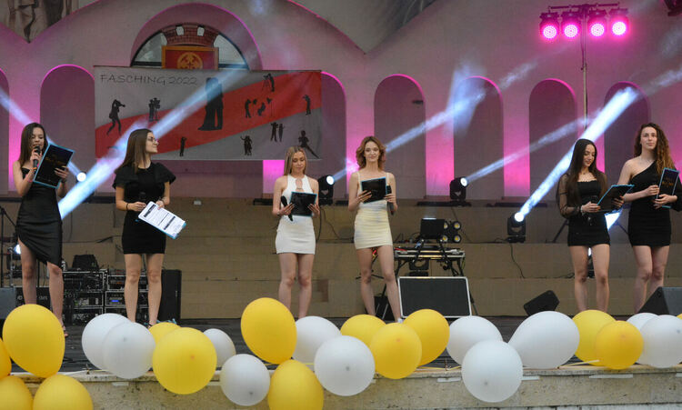 Отново фашинг, отново купон: Езиковата гимназия в Хасково огласи града