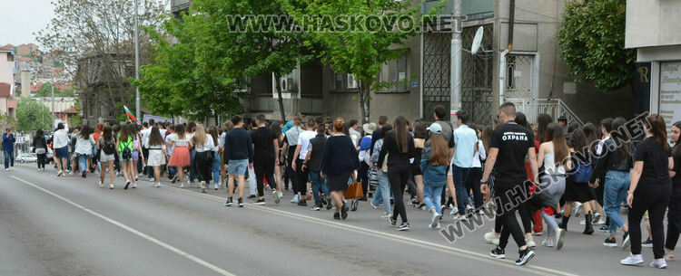 Отново фашинг, отново купон: Езиковата гимназия в Хасково огласи града