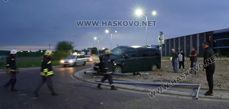 Бус събори стълб на кръговото до “Язаки”